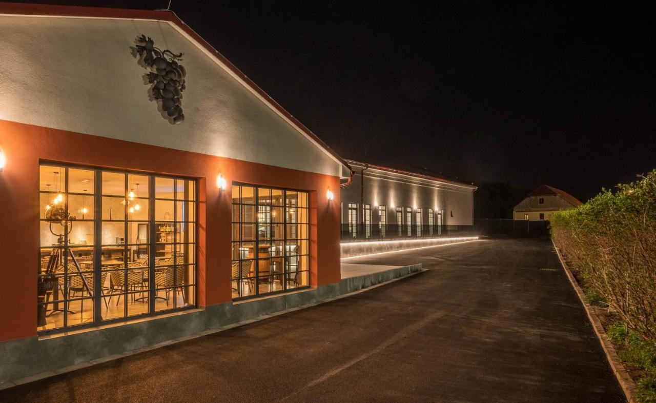 Veltlin Bed & Wine Hotel Valtice Exterior photo
